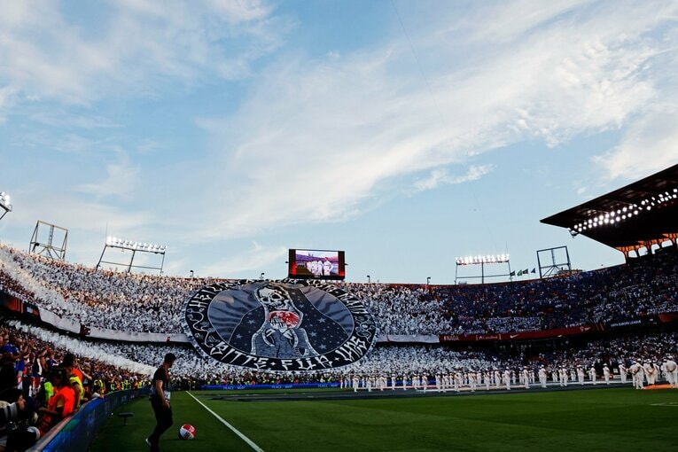 鎌田大地の号泣と“日の丸スパイク”に思い出す4年前の「カタールW杯には絶対出たいですよ」 長谷部誠とのEL優勝写真に“秘められた熱量”とは(54)