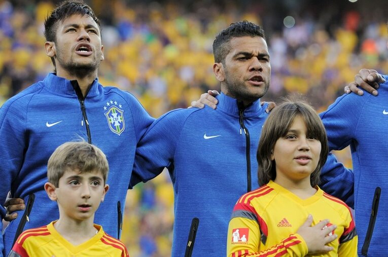 長年にわたってブラジル代表の右サイドを支えたダニエウ・アウベス（写真右）。しかし今回のカタールW杯招集では批判の矢を受けた ／ photograph by JMPA