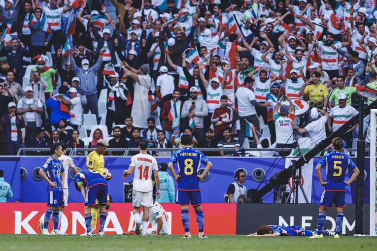 PKを宣告され、ピッチに倒れ込む板倉滉（3枚目／全4枚）©Kiichi Matsumoto