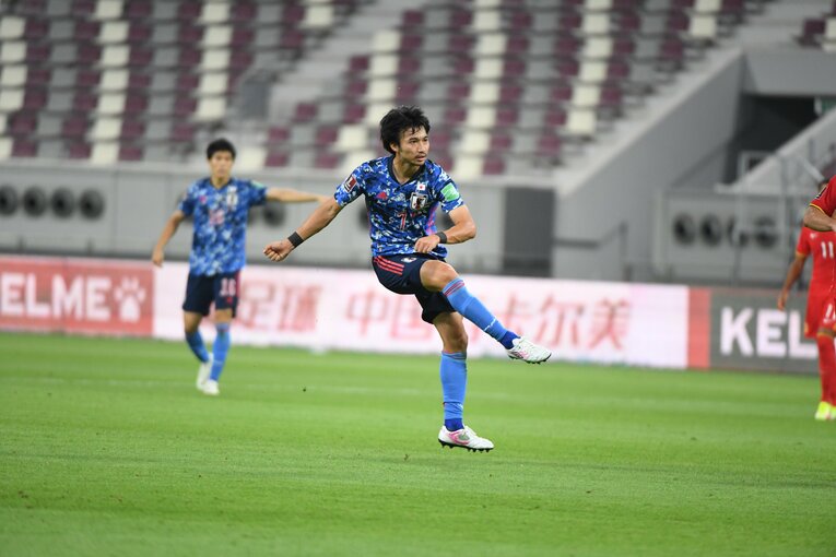 後半に入って柴崎がCBの冨安健洋と吉田の間に入って、相手のシステムを見た数秒間は「隠れた好プレー」だった　©JFA