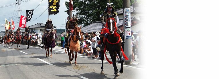 市街地を練り歩く騎馬武者行列。前から3番目が大山ヒルズの佐藤弘典さん。 ／ photograph by Akihiro Shimada