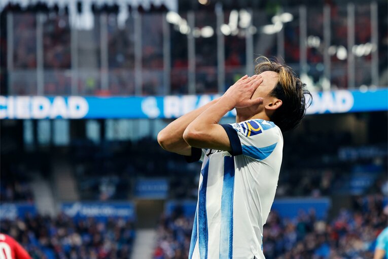 久保建英は「悔しさのあまり顔を」「痛みにピッチに拳を叩きつけ…」カメラマンが見たアジア杯後のソシエダ連戦、リアルな表情〈CLも奮闘〉(12)