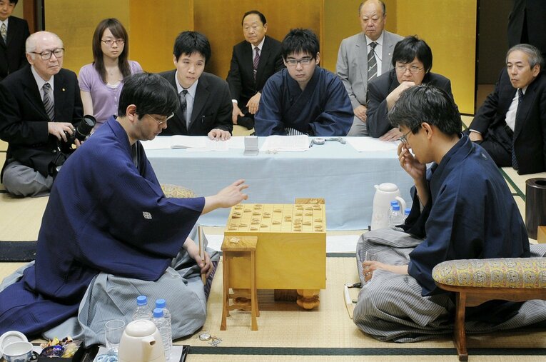 【若き日の郷田先生／7枚中の3枚目】2009年、羽生善治との名人戦での郷田（※カッコイイ裸眼姿まであと4枚）　©JIJI PRESS