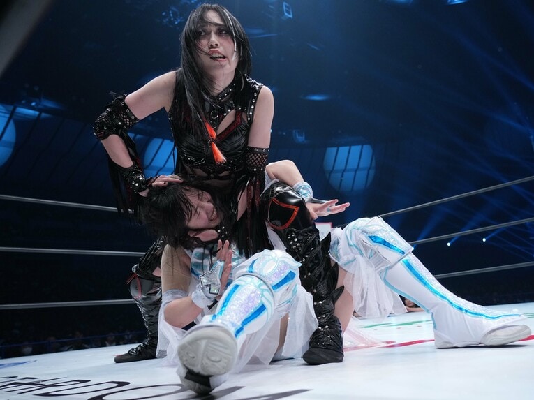 フェイスロックで玖麗さやかを攻める上谷沙弥　©Essei Hara