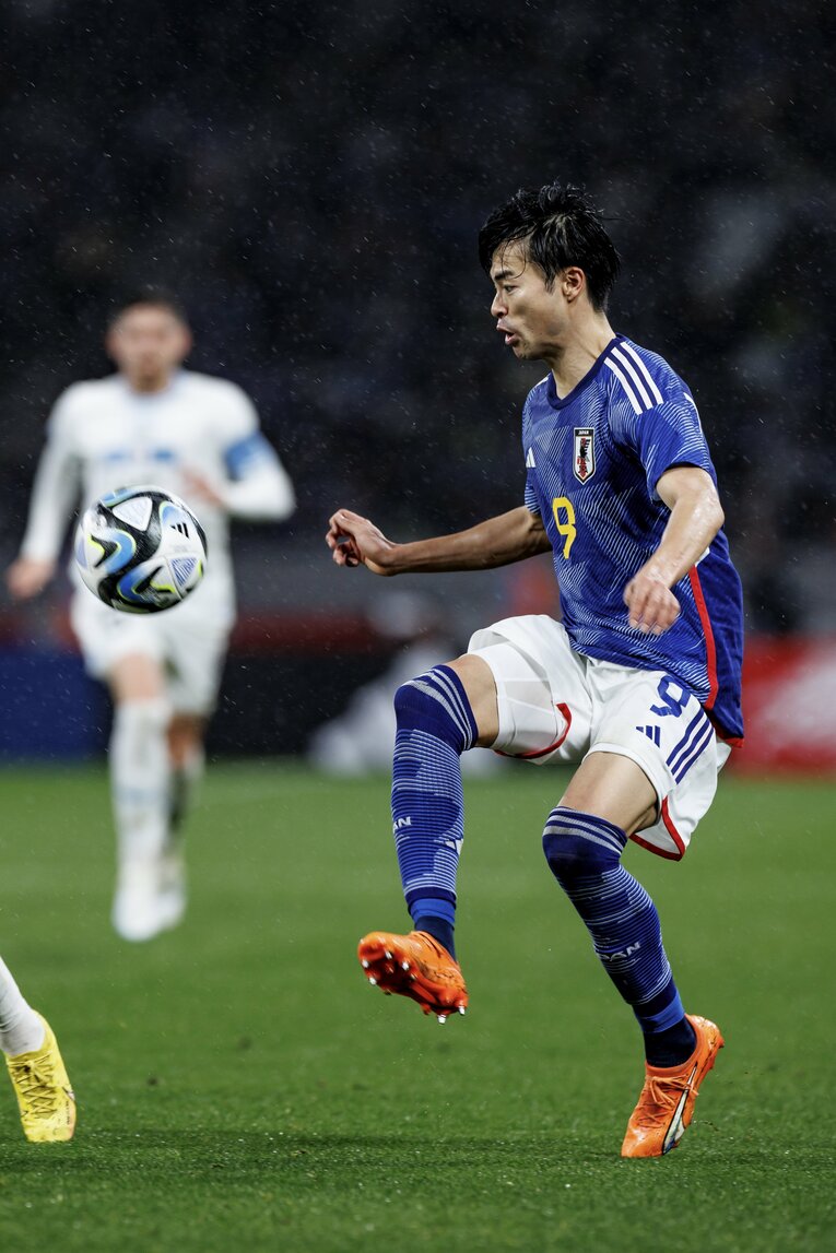 三笘薫の華麗なトラップ　©︎Kiichi Matsumoto/JMPA