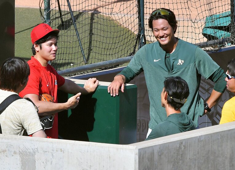 4月のアスレチックス戦前に談笑する大谷と藤浪晋太郎（右）。現地7月19日、藤浪は電撃トレードでオリオールズに移籍　©JIJI PRESS