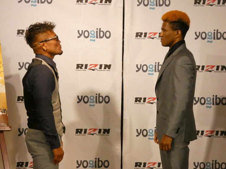 大晦日に対戦するDEEPライト級王者・武田光司とのフェイスオフ　©Koji Fuse