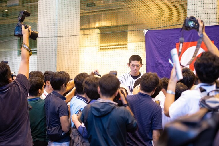 2019年夏の岩手大会。メディアに囲まれ質問に答える　©Asami Enomoto