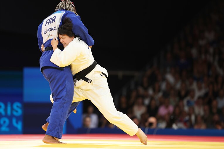 1階級上の銅メダリスト・リコから大内刈りで技ありを奪った高山莉加　©JMPA