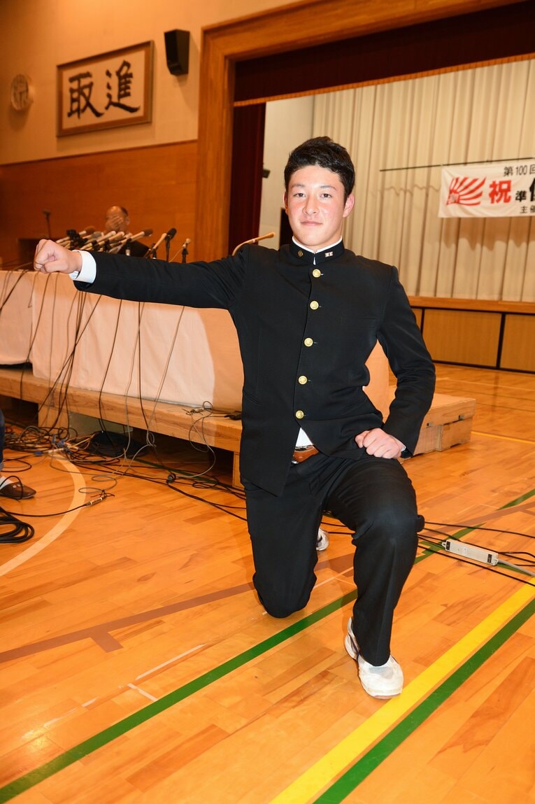 2018年ドラフトで指名直後の吉田　©BUNGEISHUNJU