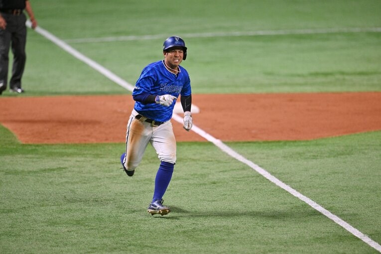 日本シリーズ第4戦、オースティンの安打でホームを狙う桑原将志　©Hideki Sugiyama