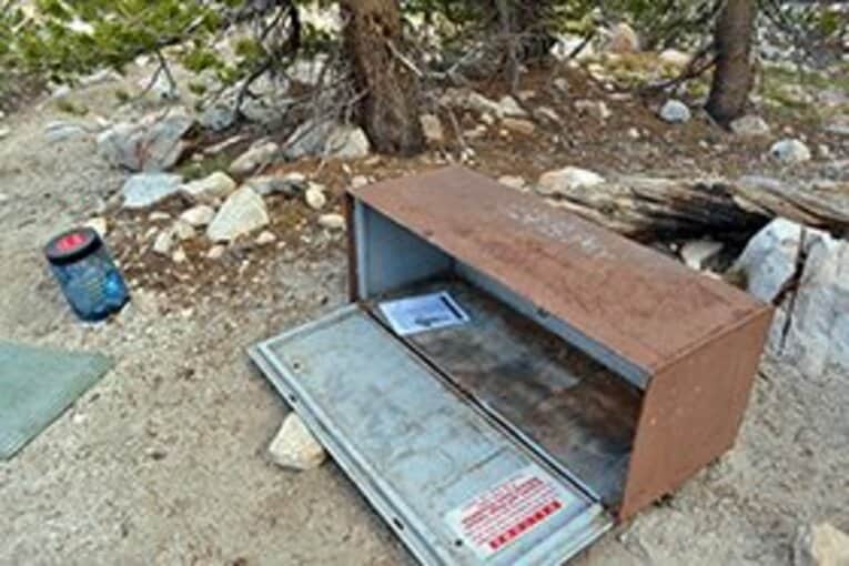 携行が義務付けられている熊缶（左）。右にあるのはキャンプ脇にあった熊缶を収納しておくロッカー。 