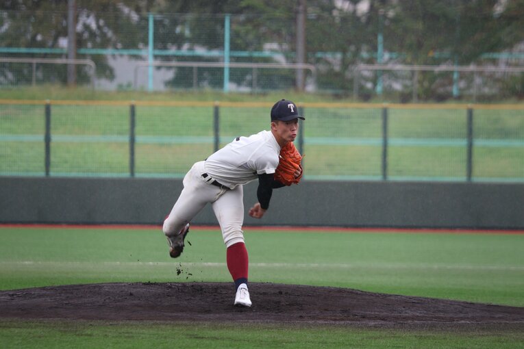 大阪桐蔭のエースを務める2年生の吉岡の投球フォーム（４／５）　©Fumi Sawai