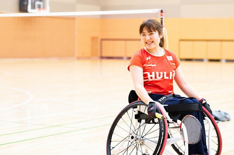 〈金メダル獲得〉松岡修造がラリーで「わ！ 取れない！」に「キャハハ！」 パラバドミントン里見紗李奈は“ゆるふわ”だけどスゴく“負けず嫌い”(7)