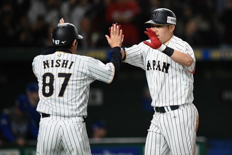 2017年のWBCでもコーチを努めた仁志。イスラエル戦では、ベイスターズで在籍が入れ違いになった筒香嘉智とハイタッチをかわした