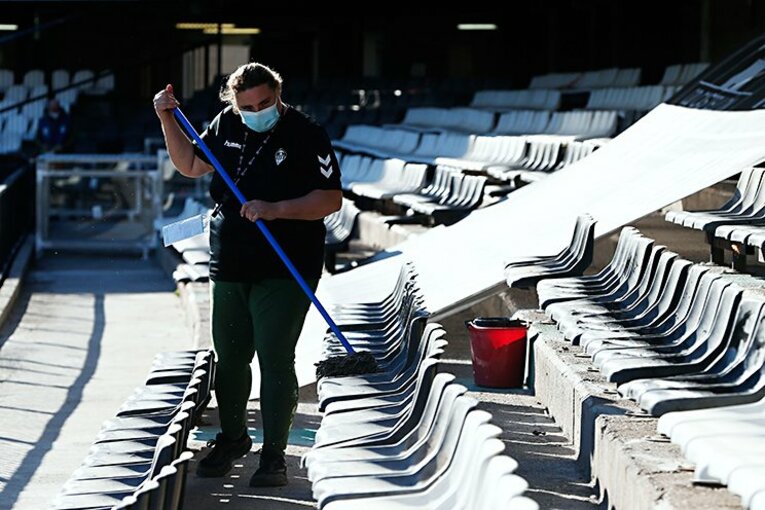 柴崎岳が闘うリーガのリアル　雨ざらしの客席、無観客も住宅屋上で観戦…新着写真を見る(3)