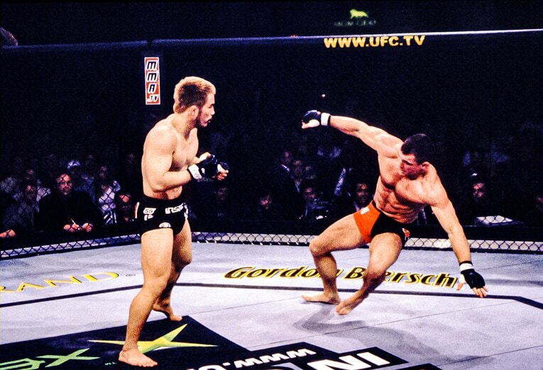 後に名王者としてUFC殿堂入りを果たすマット・ヒューズをグラつかせる場面も　©Susumu Nagao