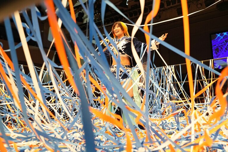 たくさんのテープがMIRAIに投げ込まれた　©Essei Hara