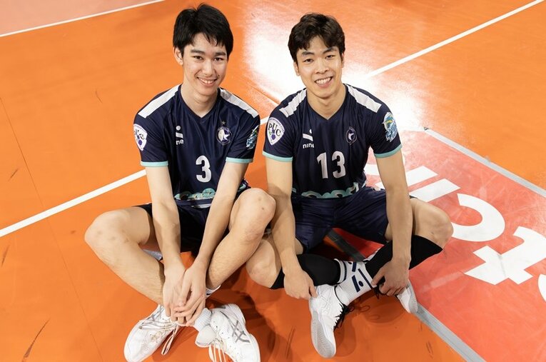 フランス挑戦中の甲斐優斗（専修大／20歳）。身長2mの高さだけでなく力強さも目立ち、同じパリ・バレー所属の宮浦健人（右）も驚きを隠せなかった ／ photograph by Takahisa Hirano