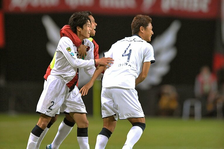 左足で跨ぎ、ジェスチャーは大きく。帰ってきた内田篤人の変化と不変。(6) ／ photograph by Toshiya Kondo