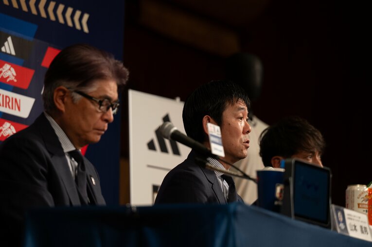 会見での森保監督。涙を浮かべる場面も…　©Tadashi Hosoda