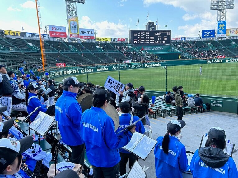 拓大紅陵（千葉）の応援曲『チャンス紅陵』で応援する東海大福岡 ©Yukiko Umetsu
