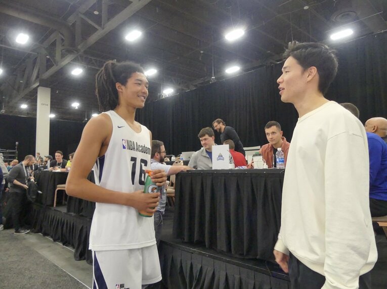 憧れの馬場雄大と対面したジェイコブス晶（2022年）　©︎Yoko Miyaji