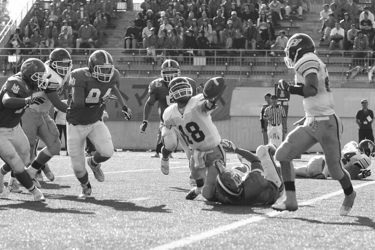 「超格上」であるはずの法政大が油断していないことに1シリーズ目で気づいたという。写真はタックルされる加藤／取材対象者提供