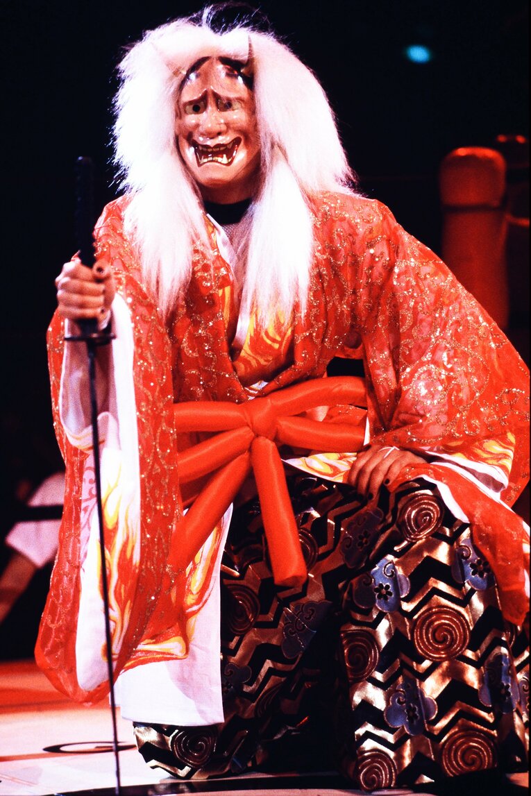 般若の面を被り、日本刀を携えて入場する北斗晶（当時25歳）