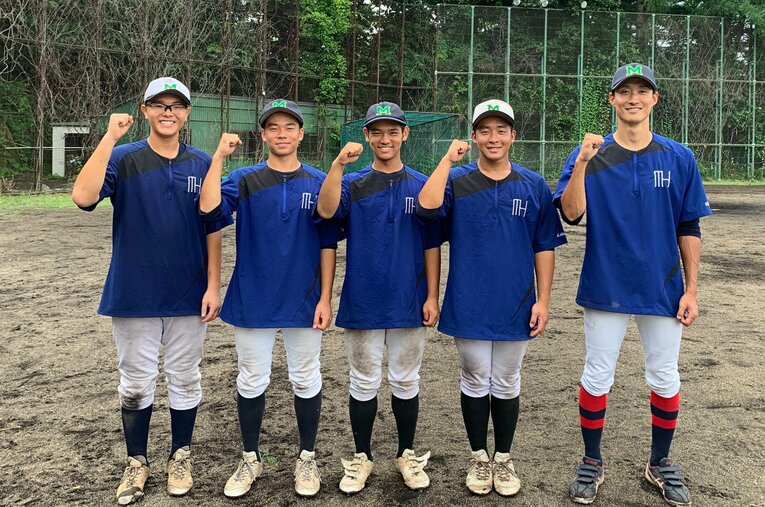 部員4人と森高校野球部を復活させた吉田雄人監督（30歳） ／ photograph by Noriko Yonemushi