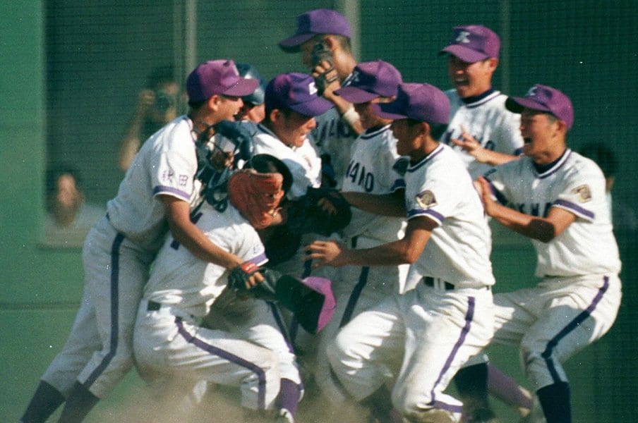 地元記者が選ぶ地方大会名勝負。1998年秋田大会決勝、10点差から……。<Number Web> photograph by Asahi Shimbun