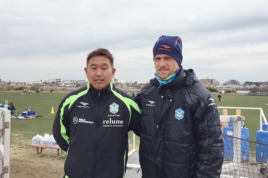 ミキッチが「新たな家族」と惚れる湘南・塚田通訳のセルビア流伝達力。<Number Web> photograph by Masayuki Sugizono