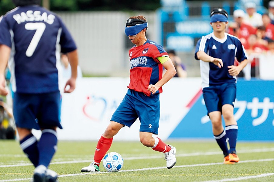ブラインドサッカーのボールは音が命 日本代表の成長を支える 国産ボール 誕生秘話 海外製をはるかに上回る質 パラスポーツ Number Web ナンバー