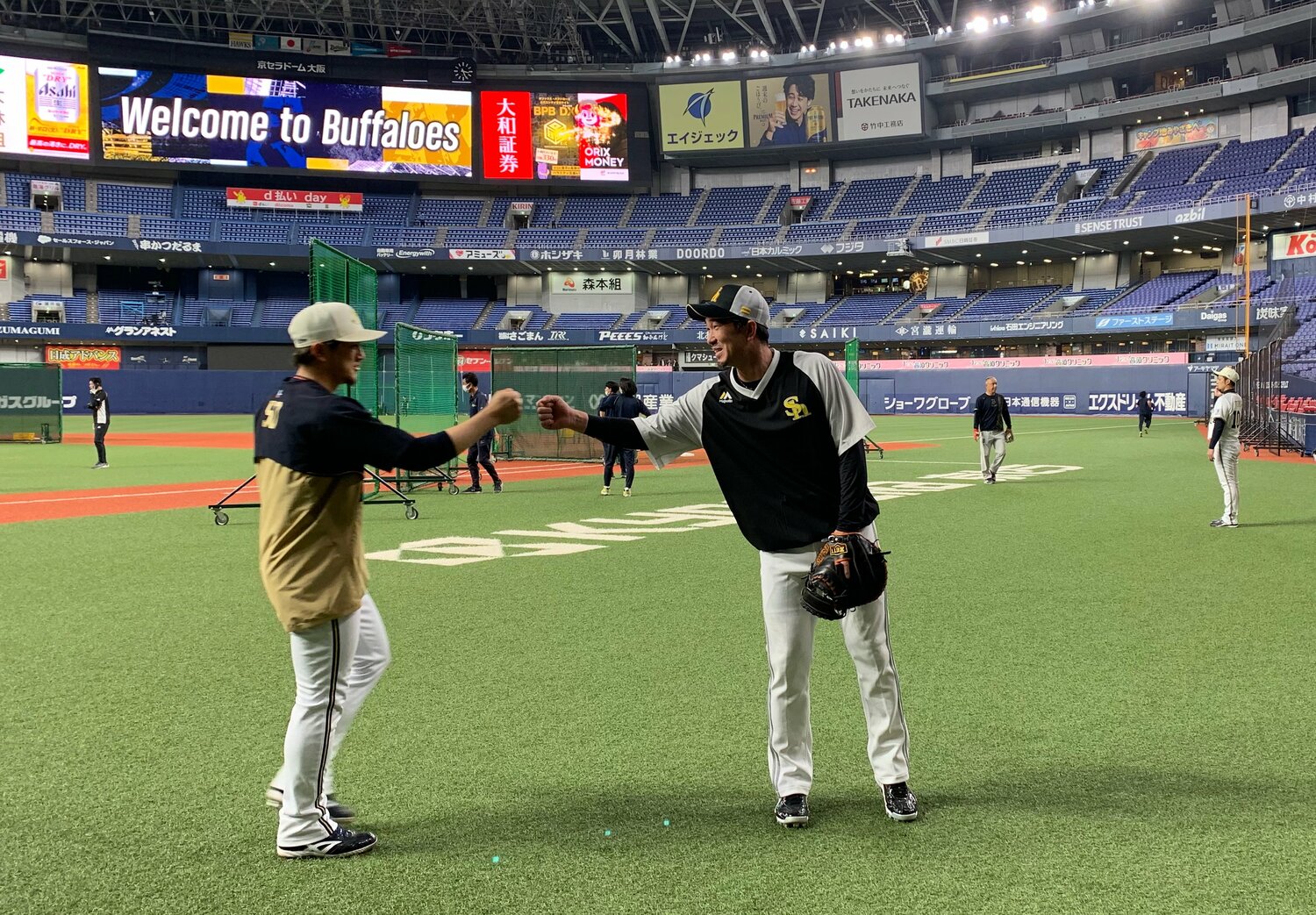 ソフトバンクの一員として京セラドームに戻ってきた瓜野（右）。元チームメイトたちと笑顔で再会を果たした　©︎Noriko Yonemushi