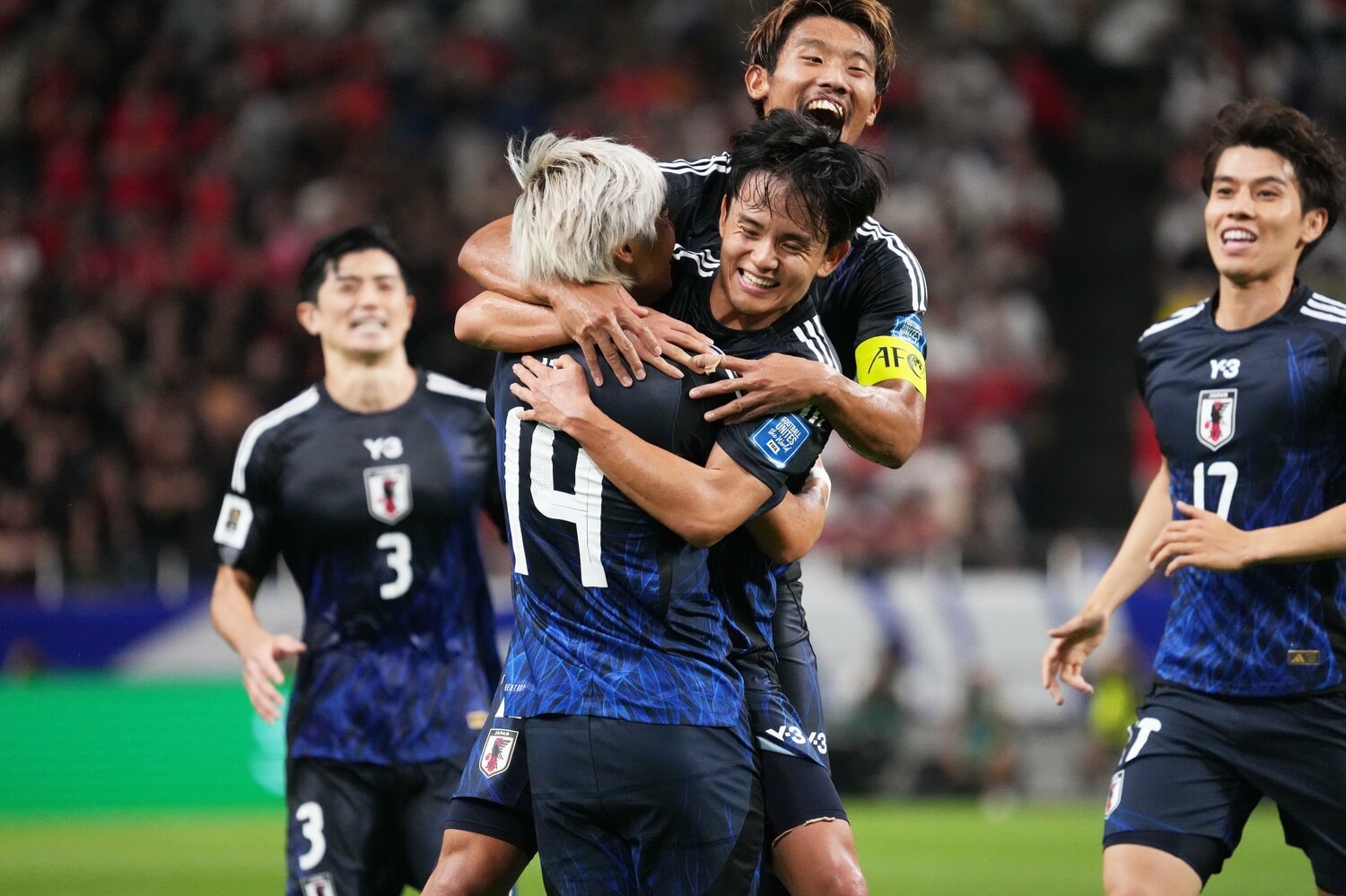 伊東純也と大喜びする久保　©Etsuo Hara/Getty Images