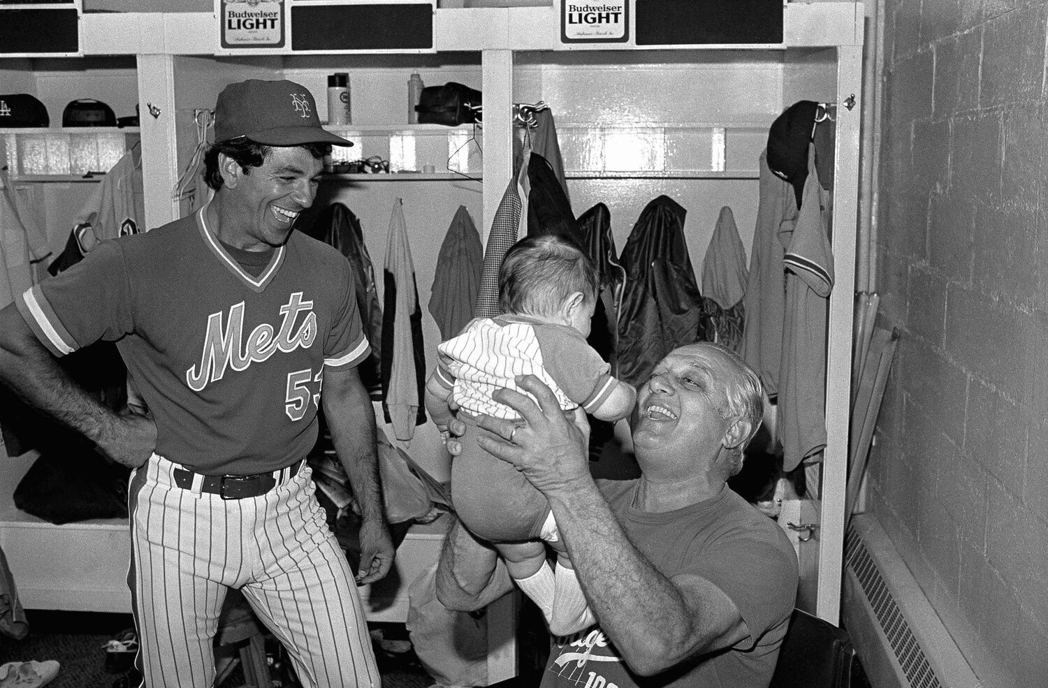 ラソーダ（右）に見出され、プレーヤーとしても活躍したバレンタイン。写真は1983年、メッツコーチ時代。ラソーダはドジャース監督　©AP/AFLO