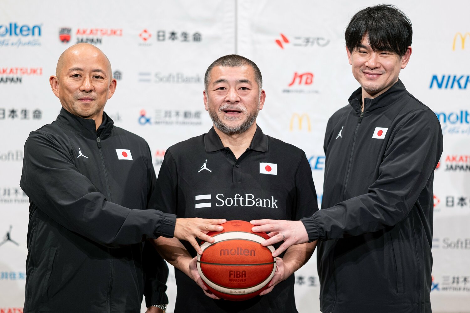 就男子バスケットボール日本代表のヘッドコーチに就任した桶谷大。就任会見では(右から)男子代表強化委員長・伊藤拓摩、同部会長・安永淳一と共に意気込みを語った ©︎JIJI PRESS