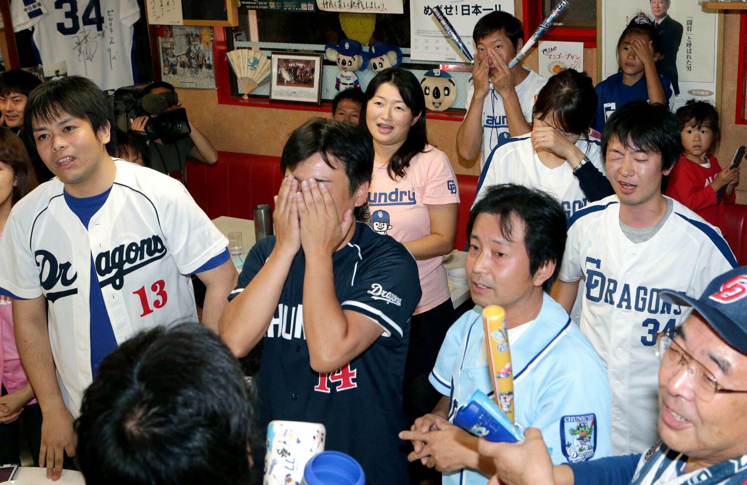 2012年のクライマックスシリーズ。巨人に敗れ、日本シリーズ進出を逃した。ピカイチで落胆する中日ファン、涙を流す人も　©Asahi Shimbun