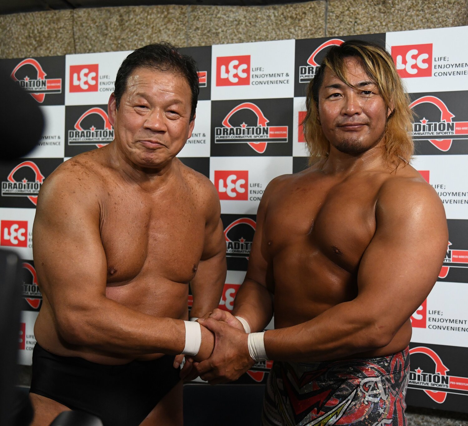 試合後の藤波辰爾と棚橋弘至