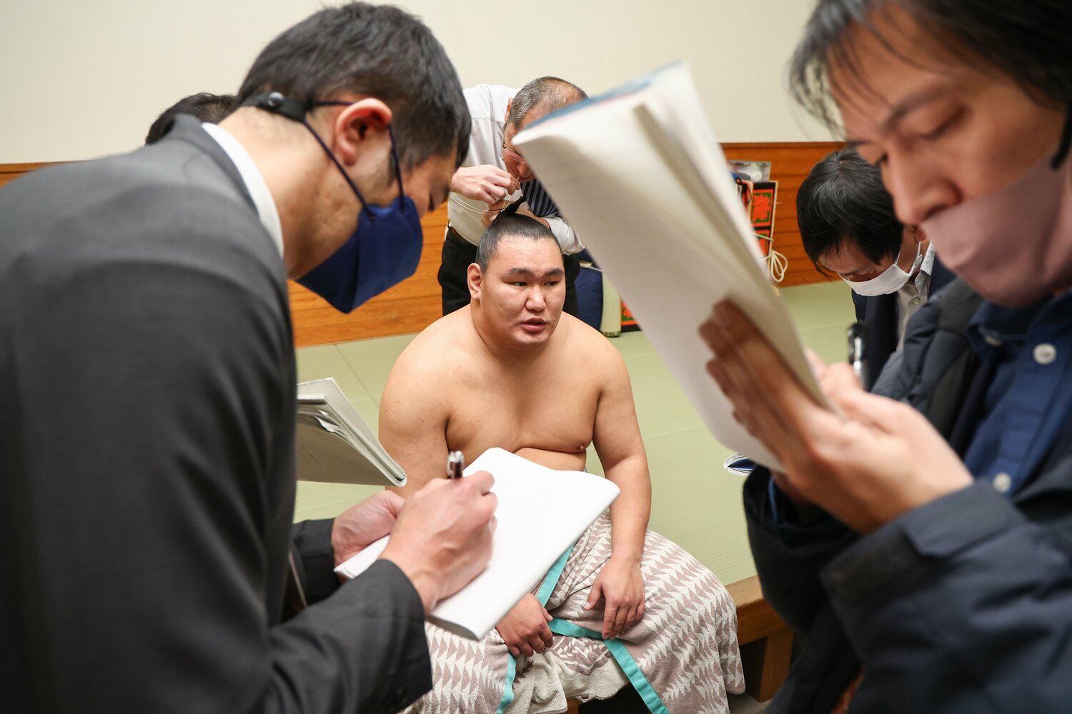 支度部屋で取材に応じる豊昇龍　©JIJI PRESS