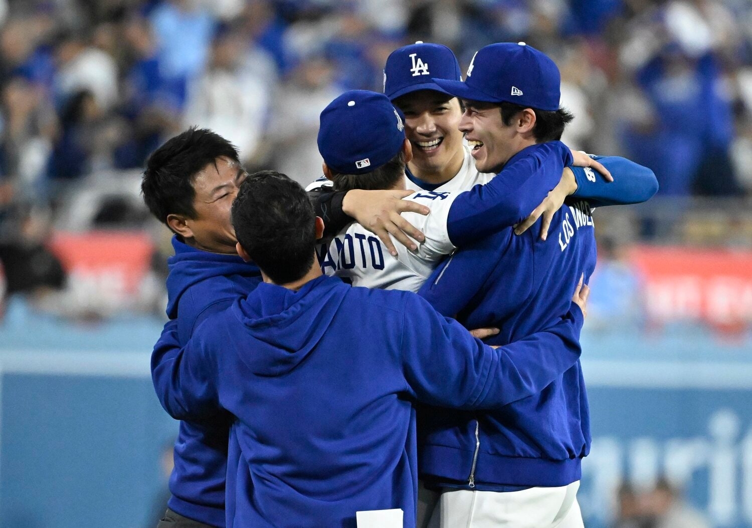 サヨナラ勝利後、輪になって喜ぶ ©Getty Images