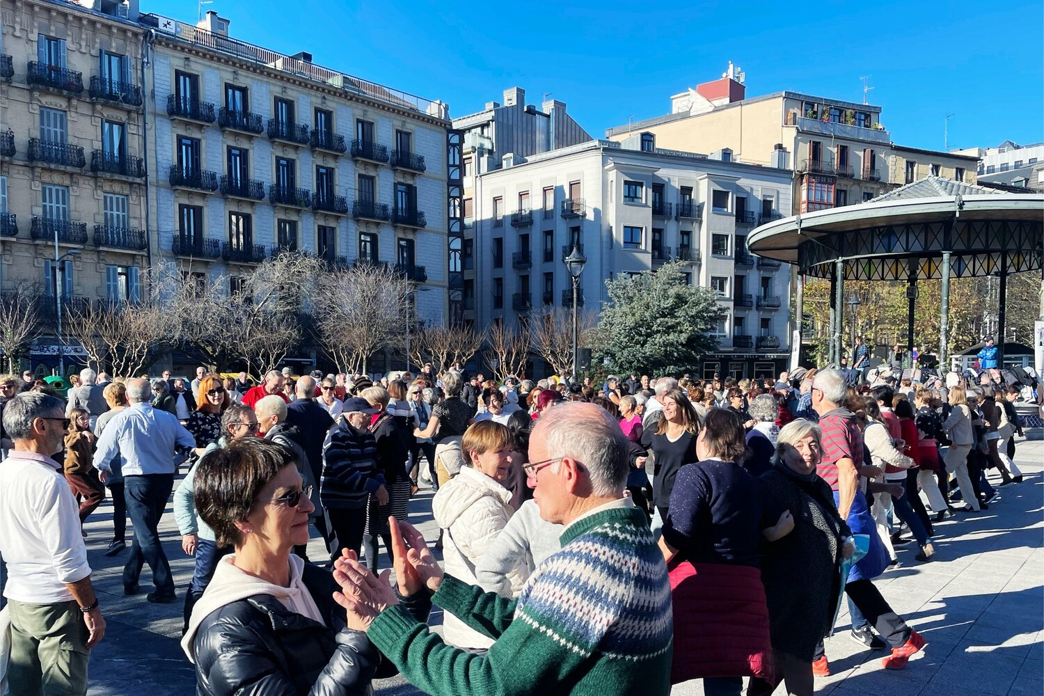 サンセバスチャンの美しい街並みと休日を楽しむ人々
