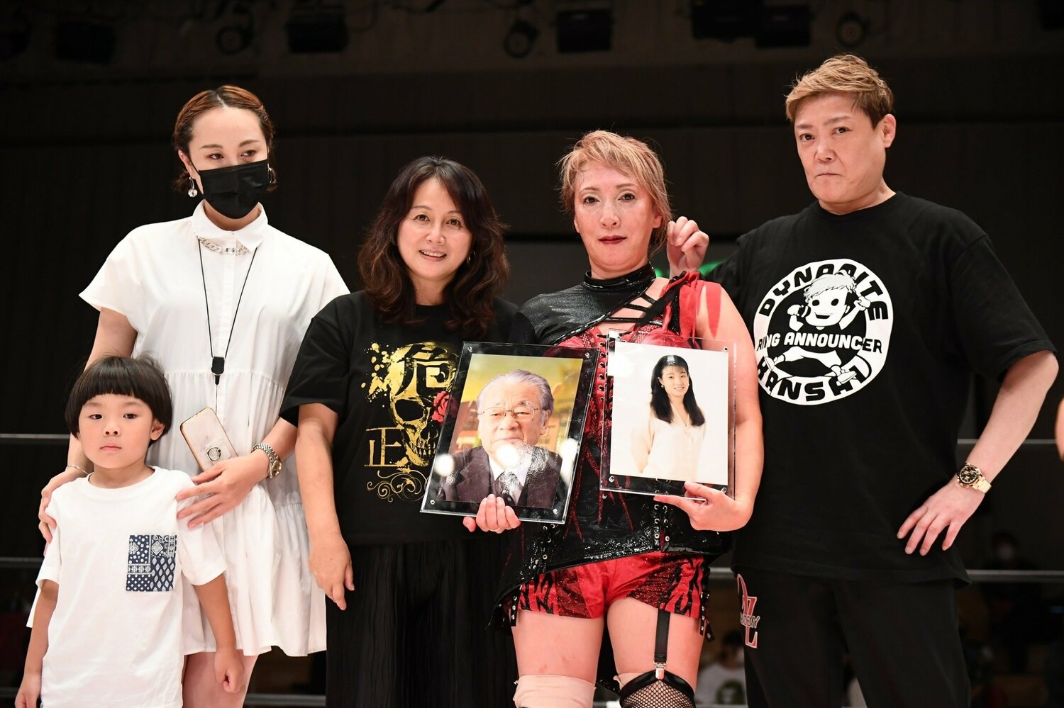 21年8月18日の後楽園大会では、尾崎のファンだった堺屋太一氏とプラムさんの遺影を手に。右からダイナマイト関西、尾崎魔弓、キューティー鈴木、西尾美香 ©OZアカデミー