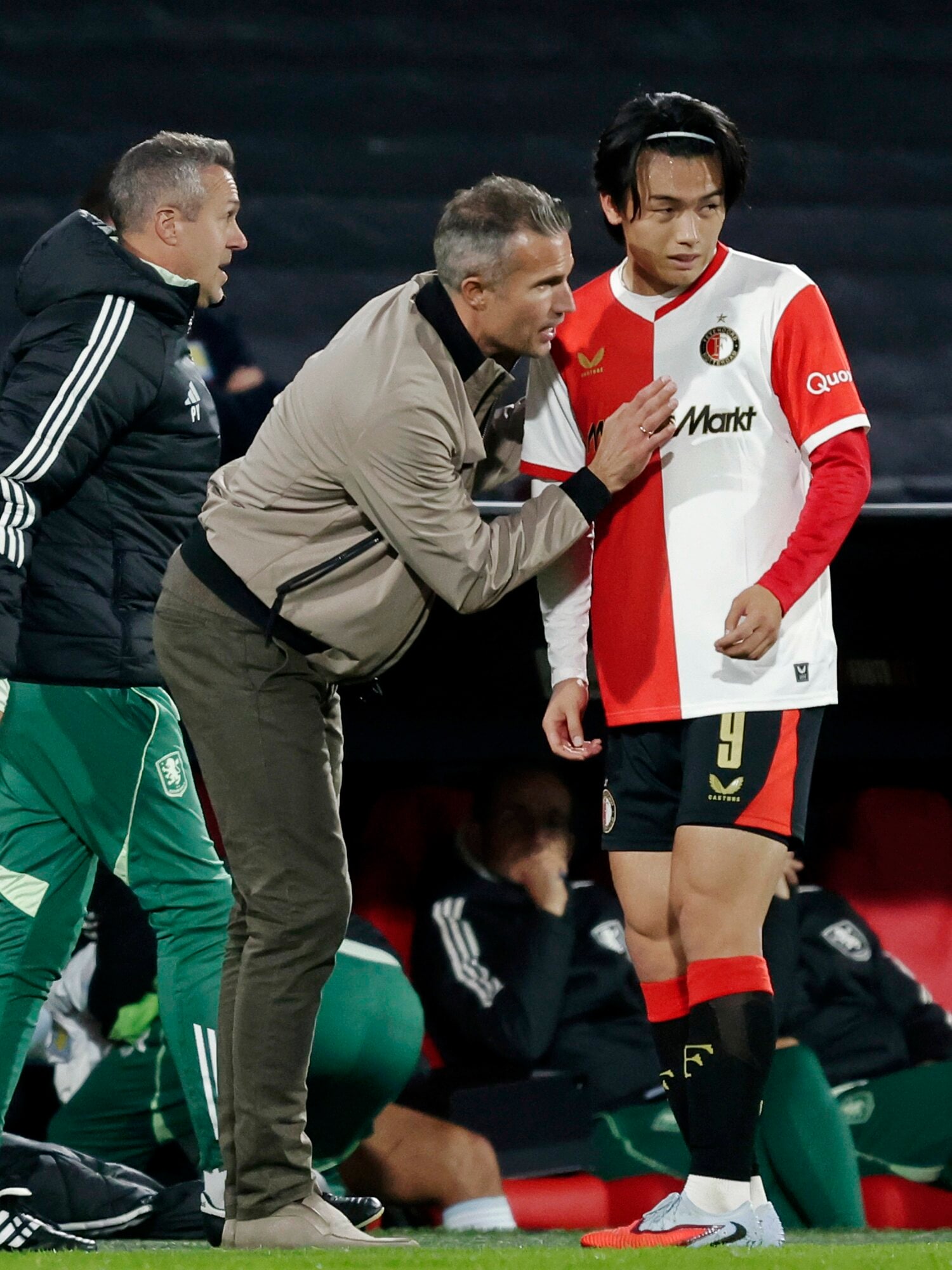 上田に指示を与えるファンペルシ監督　©Getty Images