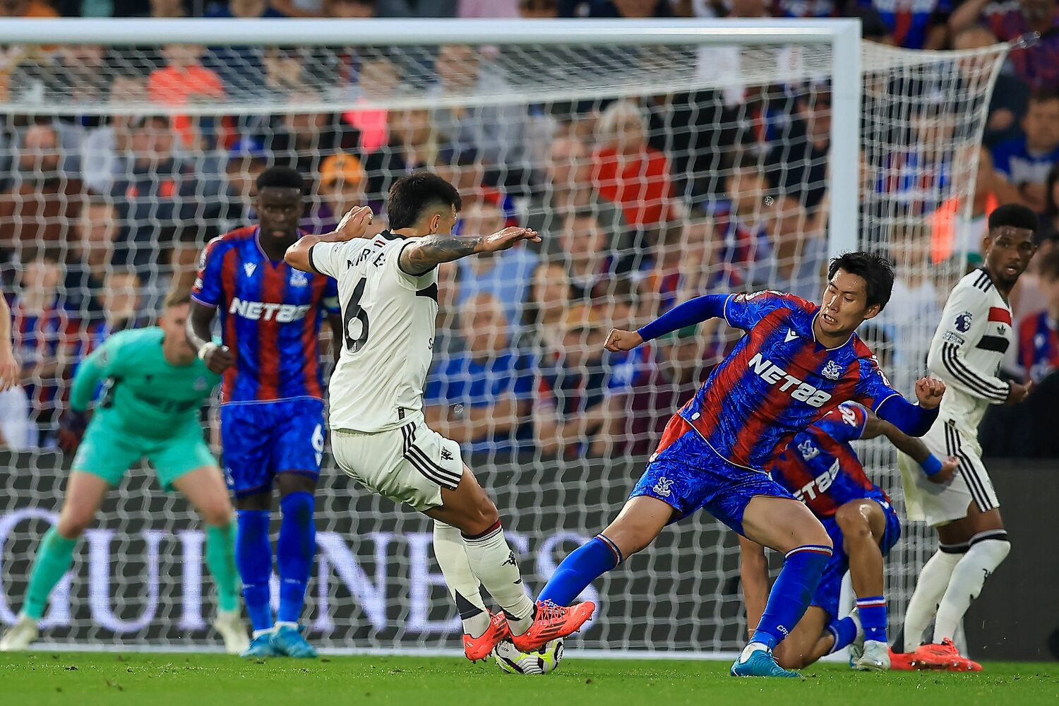 マルティネスの危険タックル【2枚目／全2枚】。「脛に当たっていれば、骨折していたと思う」とグラスナー監督も発言　©AFLO