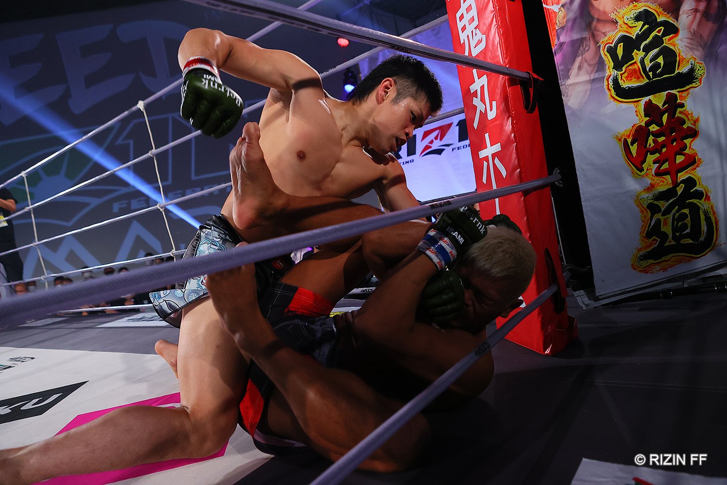 初参戦でレフェリーストップ勝利を収めた鈴木博昭　©RIZIN FF
