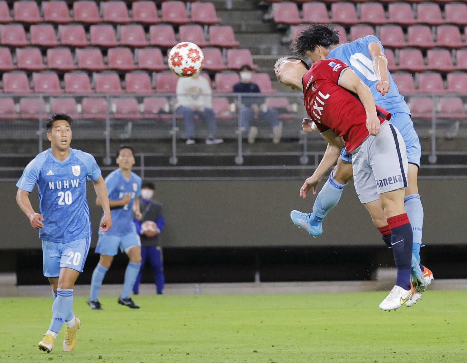 天皇杯2回戦では、鹿島アントラーズに善戦した新潟医療福祉大。MFオナイウ情滋（仙台内定）のクロスをFW小森飛絢（千葉内定）がゴールに叩き込んだ ©︎KYODO