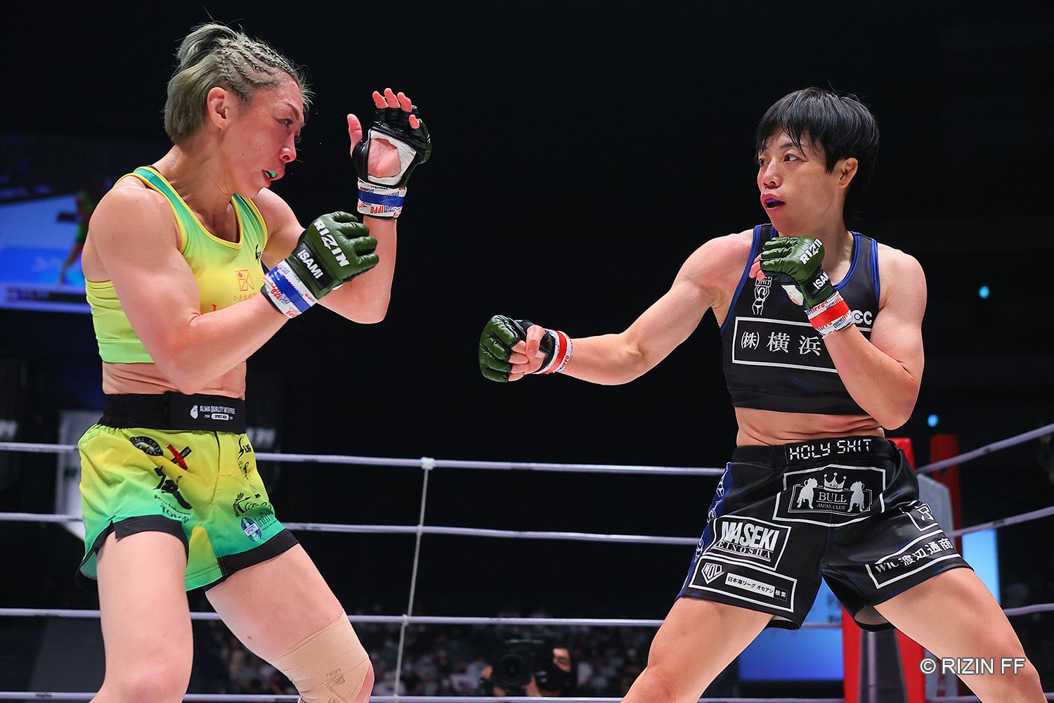 MMAでは浜崎（右）vs藤野（左）も。実力者同士の対戦となった　©RIZIN FF