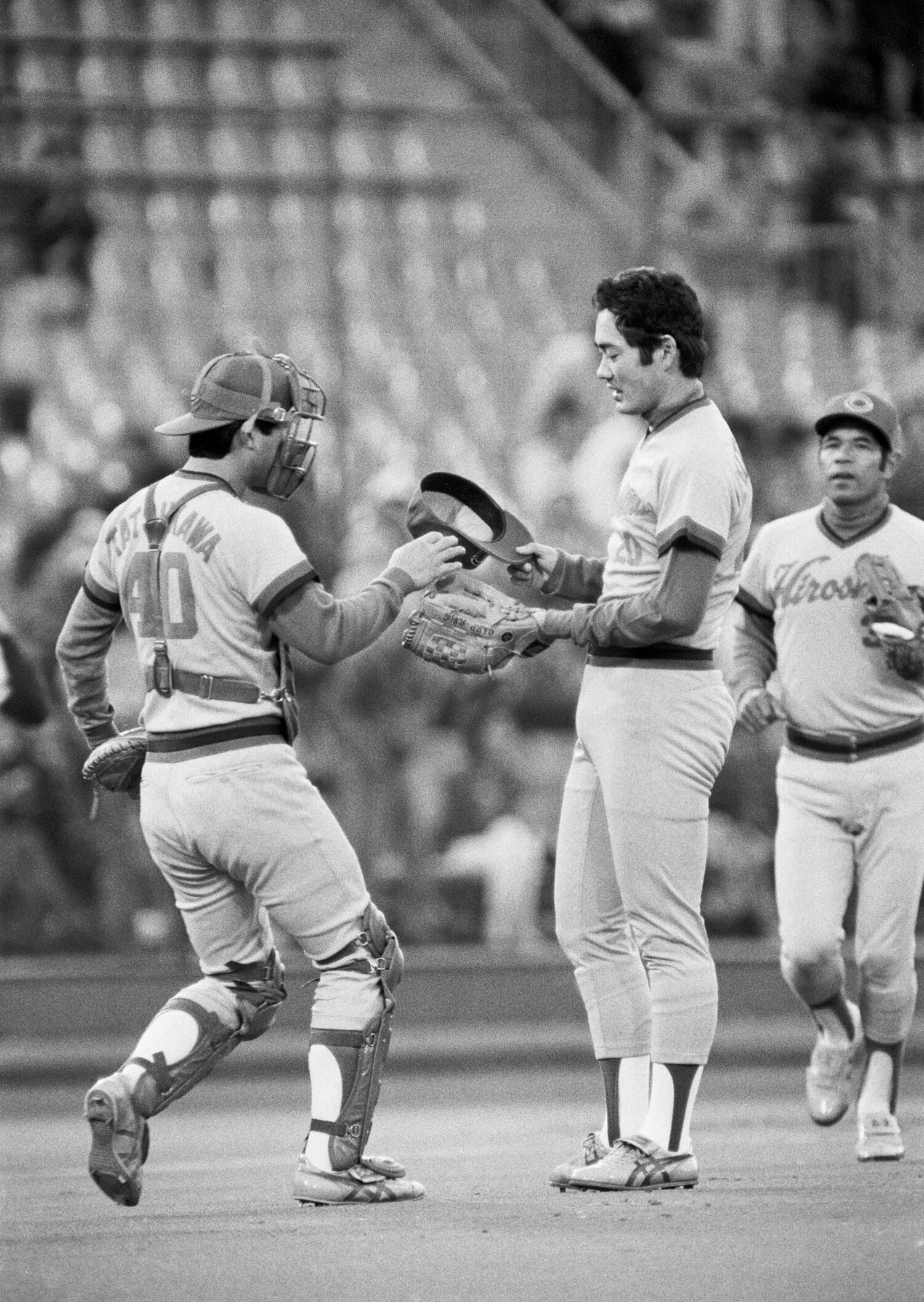 北別府（中央）ー達川のバッテリーでたくさんの白星を掴んだ。後方はサードの衣笠　©︎JIJI PRESS