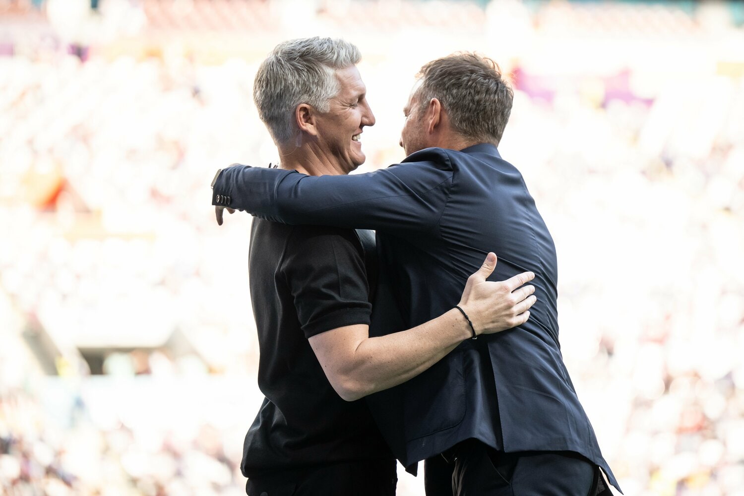 試合前、フリック監督とハグをするシュバインシュタイガー(左)。この時点では不安点を指摘しながらもどこか余裕をもった空気があった　©Getty Images